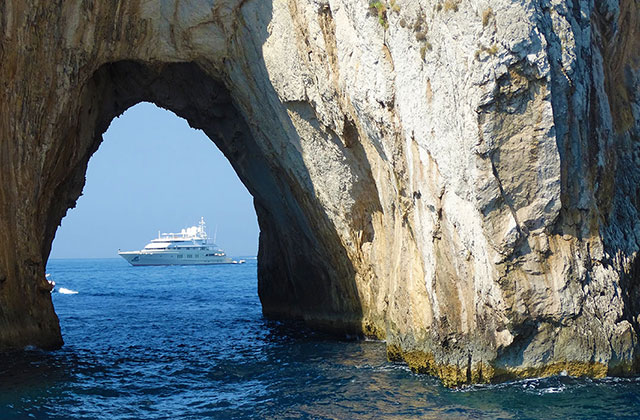 daily yacht chartering service Capri