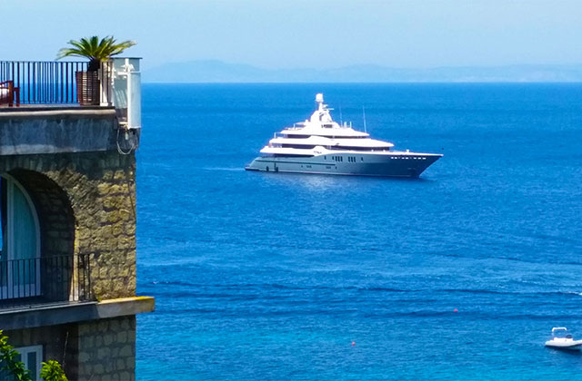 daily yacht chartering service Sorrento